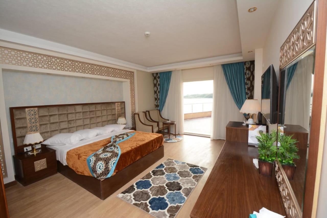 Nile Transport Hotel Ausim